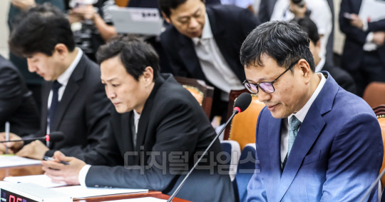 구영배 큐텐그룹 대표가 30일 서울 여의도 국회 정무위원회에서 열린 '티몬·위메프 정산 및 환불 지연 사태' 관련 긴급 현안질의에 참석해 의원들의 질의를 듣고 있다. 왼쪽부터 류화현 위메프 대표, 류광진 티몬 대표, 구 대표. 이슬기기자 9904sul@